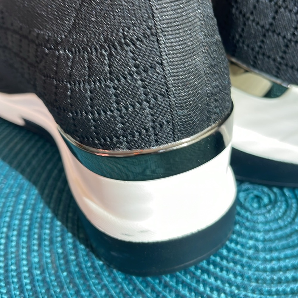 Stylish Black Slip-On Women's Sneakers - Picture 8 of 8
